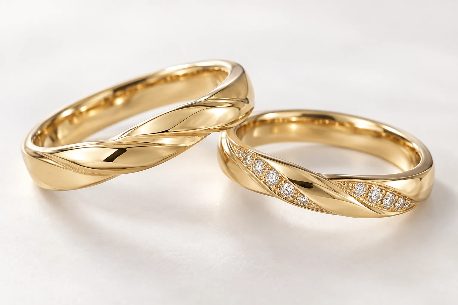ひねりのあるゴールドの結婚指輪とダイヤモンドを並べたリング