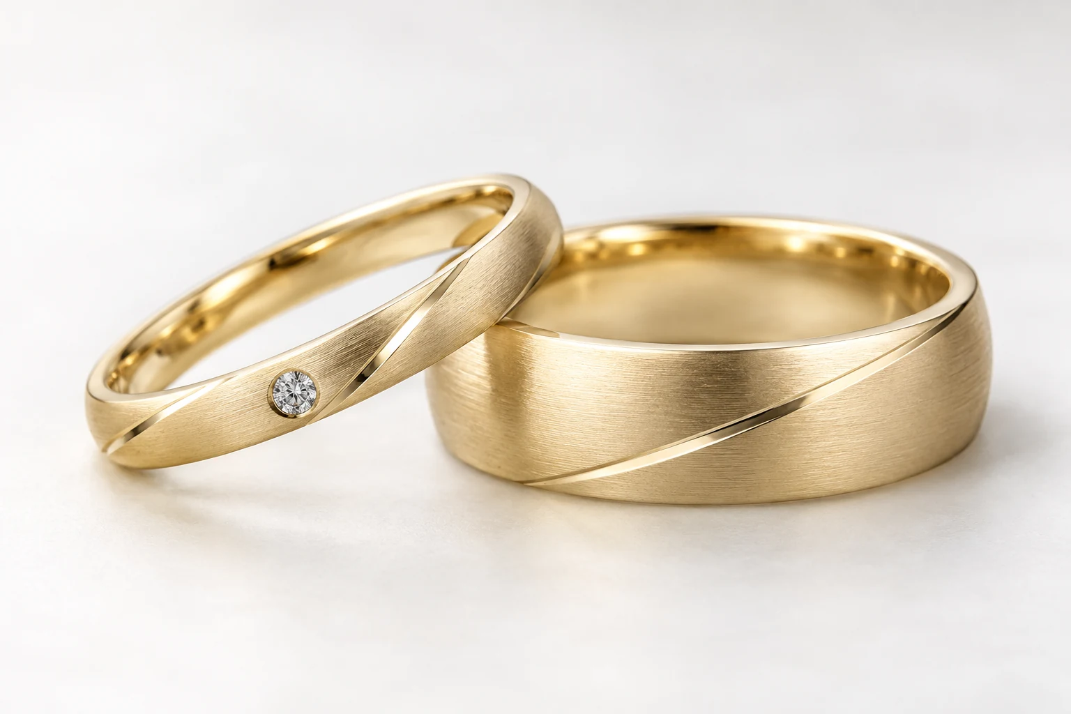 斜めのラインを施した艶消しゴールドの結婚指輪2本