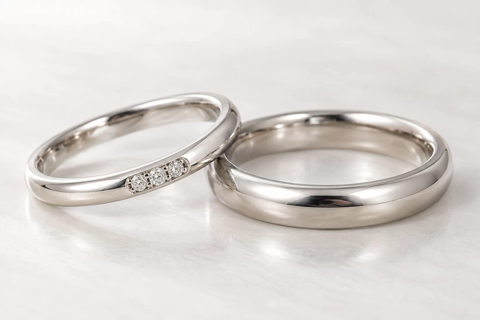 側面の厚みが見える白色の結婚指輪2本