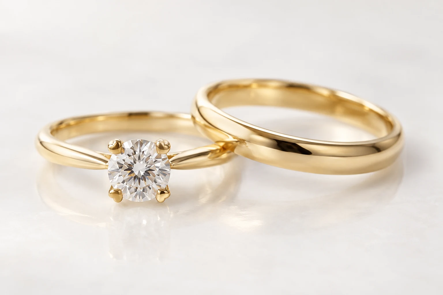 一粒ダイヤモンドのゴールド婚約指輪とシンプルな結婚指輪