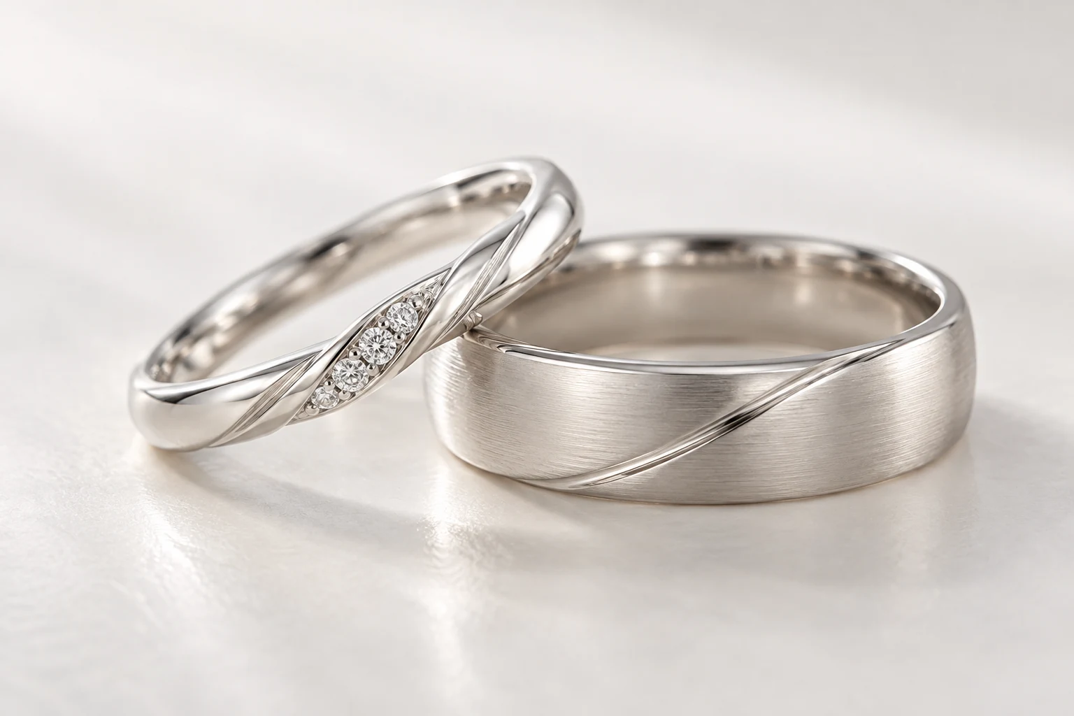 共通の斜めラインを持ち、幅と石の配置が異なる結婚指輪2本