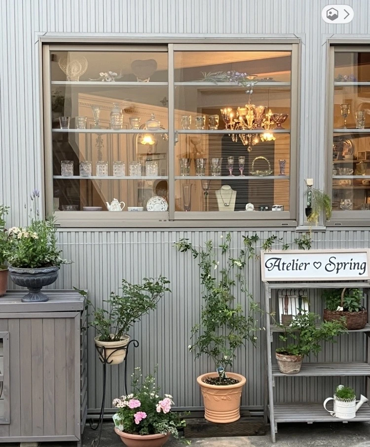 セレクトショップAtelier Springのオープン後ウィンドウディスプレイ写真