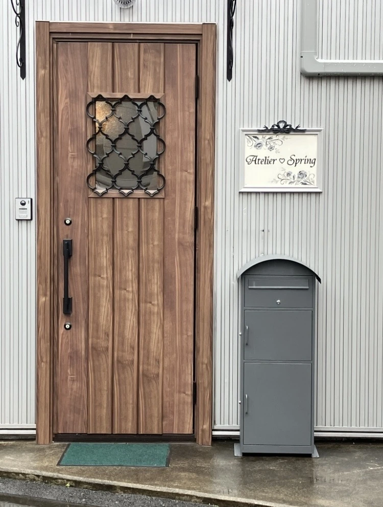 セレクトショップAtelier Springのオープン後入口ドア写真
