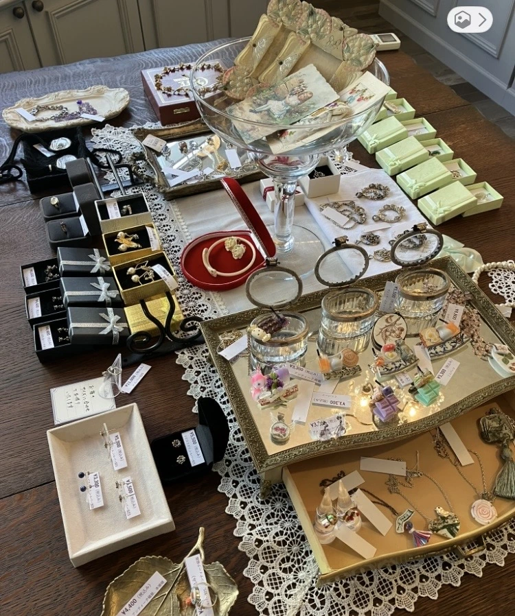 セレクトショップAtelier Springのオープン後卓上ディスプレイ写真