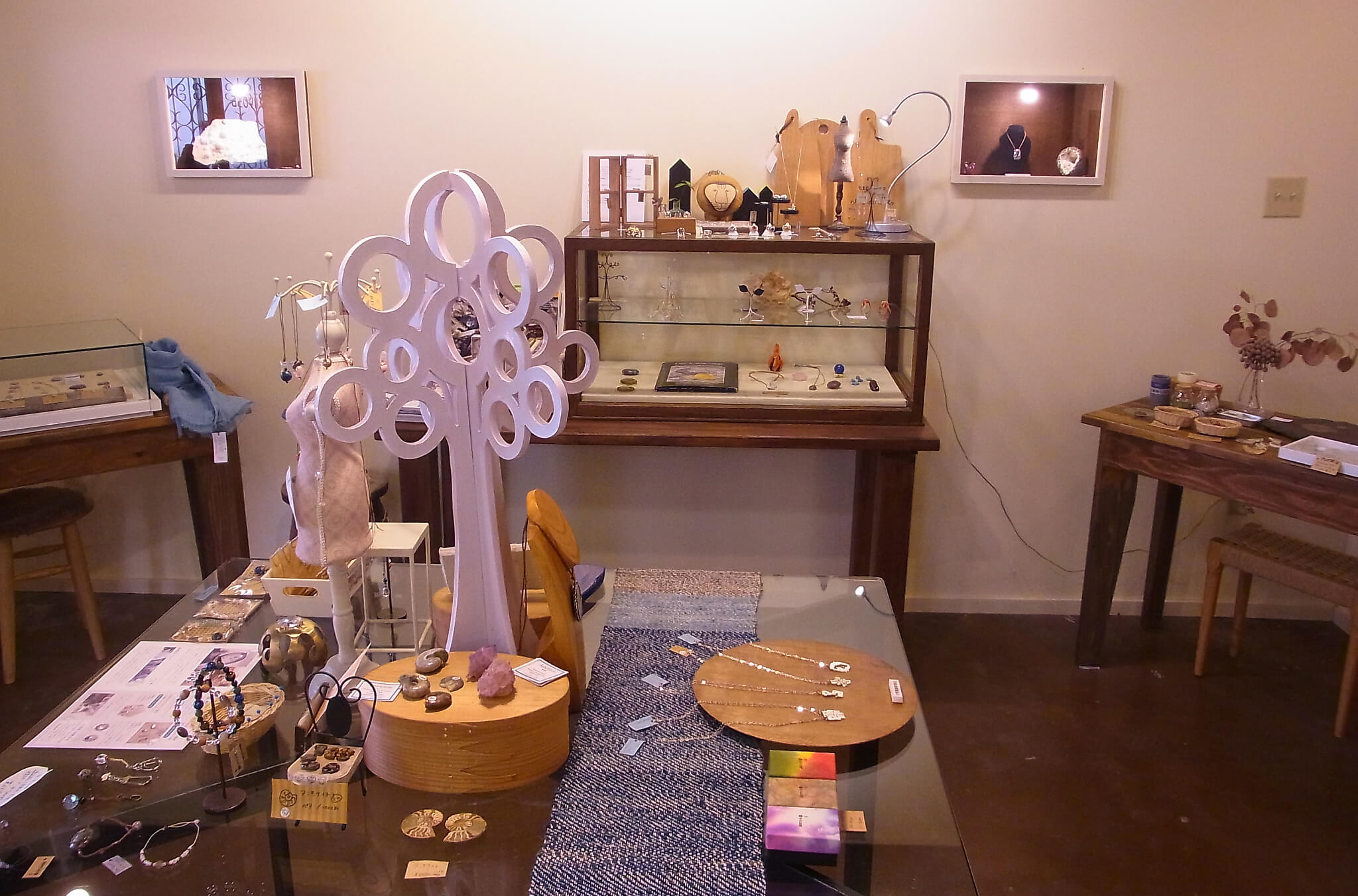 azovii jewelryのアクセサリー販売スペース