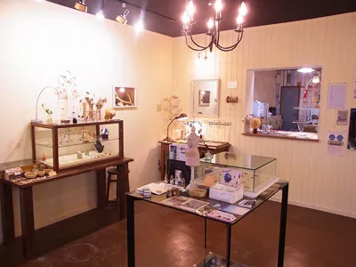 azovii jewelryのアトリエショップ店内